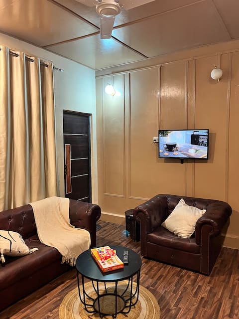 Prime Cottage! 2bhk entire home with private lawn.
