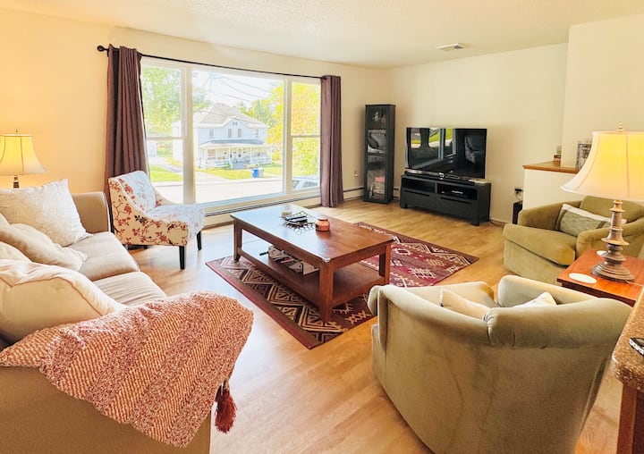 New Vermont Getaway- 2 Blocks From Svmc, Downtown - Bennington, VT