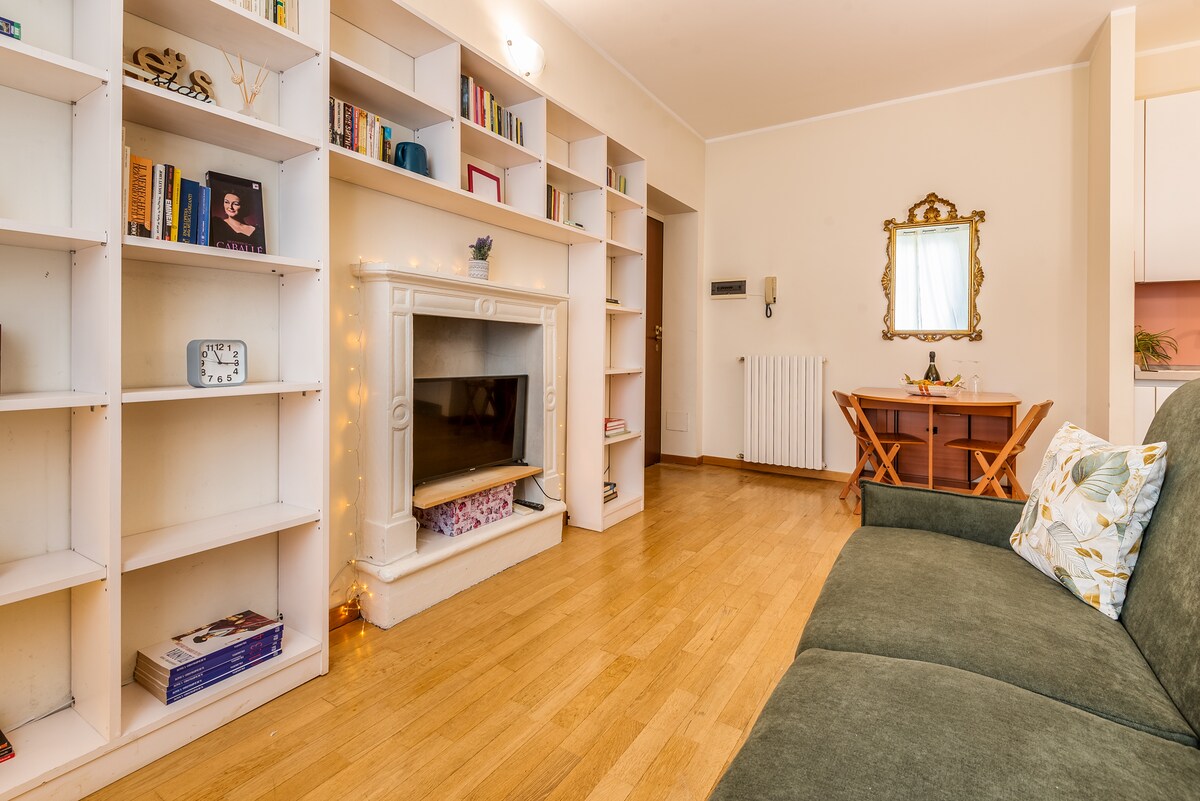 סלון עם ספה נפתחת כפולה 140 ס"מ x 190 ס"מ, מצעים כלולים, כוננית עם ספרים באנגלית, טלוויזיה, חימום, מיזוג אוויר, שולחן אוכל ל-4 אנשים 