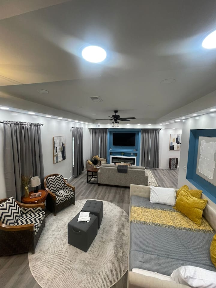 6 Br- Stylish Home W/ Hot Tub -Near Beale Street - Memphis, TN