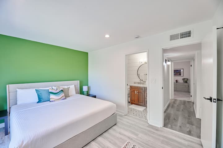 ¡Hermoso dormitorio principal con cama tamaño king y baño privado!
