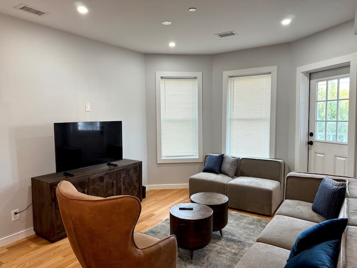 Luxe Apartment In Boston’s Allston Village. - 보스턴