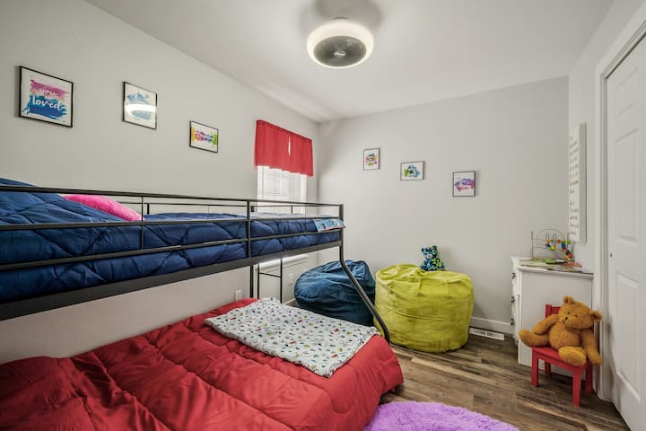 Спалня 3: Двуетажно легло, пуфове, детски играчки и книги и гардероб.