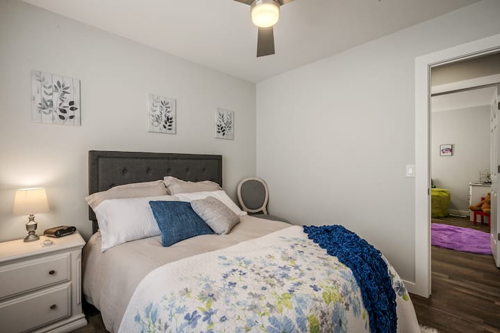 Спалня 2 разполага с удобно двойно легло и гардероб за удобно съхранение.