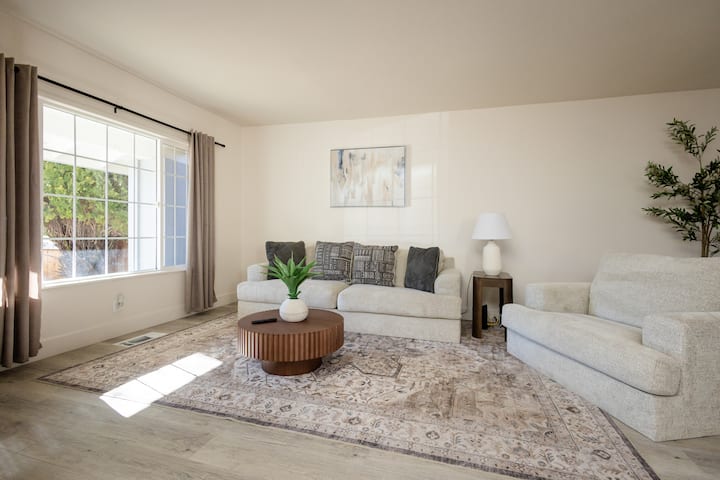 *New* Roomy | Big Backyard | Deck | Games | 65" Tv - Reno, NV