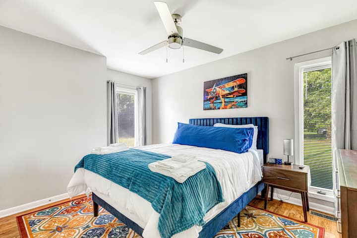  Relájate con estilo en este sereno dormitorio tamaño queen con ventilador de techo, manta, cómoda y Roku TV, un lugar perfecto para noches tranquilas.
