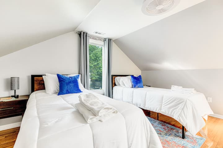  Perfecto para copilotos o pequeños aviadores, este dormitorio doble es luminoso y cómodo, con un ventilador de techo, vestidor y Roku TV.
