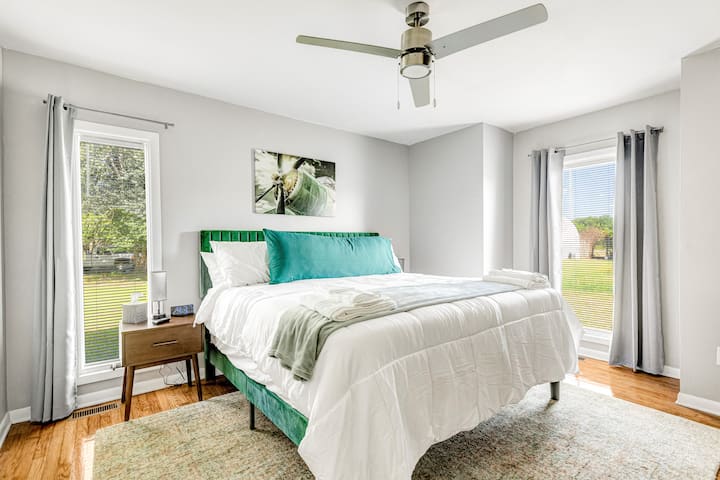 Relájate en este acogedor dormitorio tamaño king en el primer piso con lujosa ropa de cama, ventilador de techo, Roku TV y un cómodo vestidor, además de la cómoda. Descansa y recarga cómodamente.
