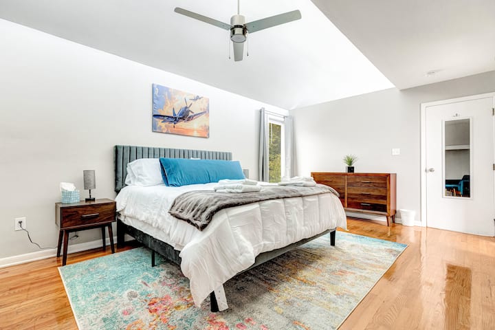 Camarote del capitán: su lujosa suite principal cuenta con una cama tamaño king, vestidor, Roku TV, mantas de felpa y baño privado. El altillo del observatorio ofrece unas vistas impresionantes de la pista para disfrutar de la observación de aviones.
