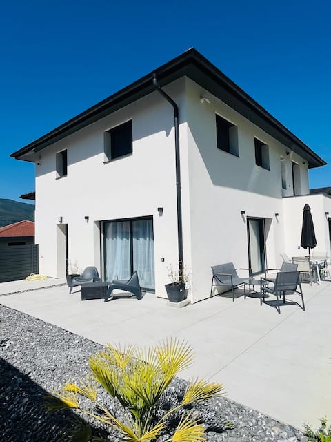 Modern villa for 7 people with garden and parking