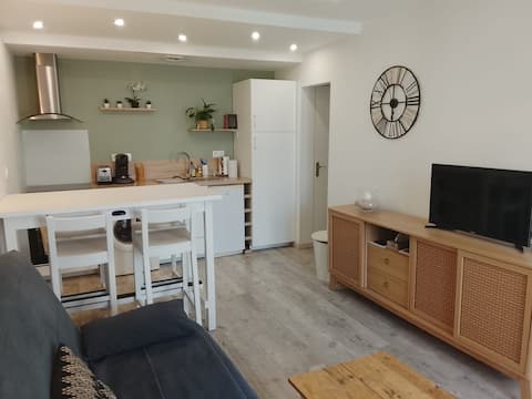Popular Airbnb listing: T2 Nid Serein, garden, close to center, port, beach in Courseulles Sur Mer