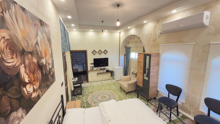 TV, mini frigorifer, wifi, 1 krevat dopio, gardërobë, varëse rrobash, ibrik, tavolinë e vogël, ajër i kondicionuar etj.