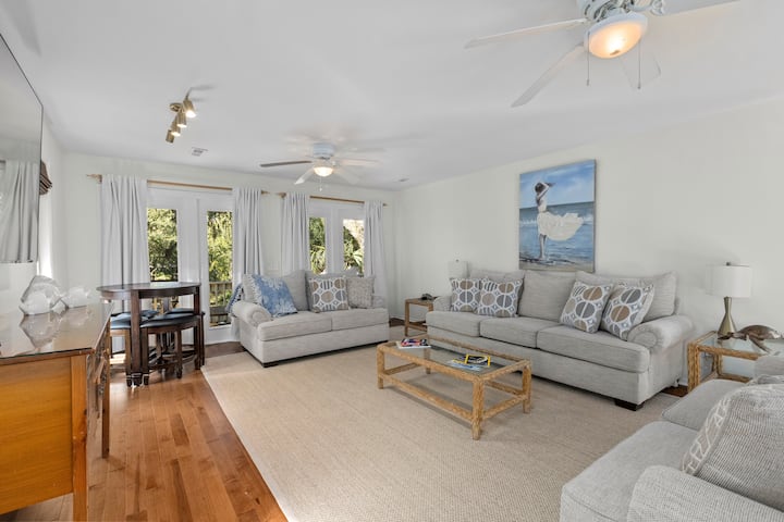 The Ugly Dolphin: A Polished Beach Home For 12 - Edisto Beach