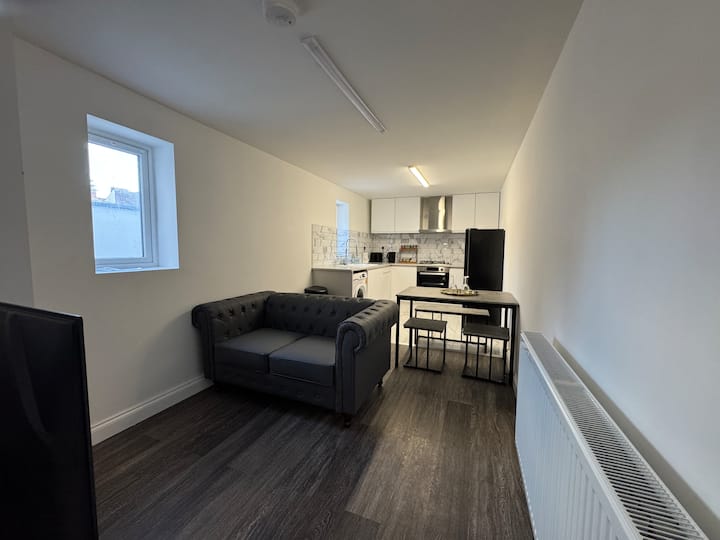 Contemporary Flat | Sleeps 4 | Modern Comfort - Wellingborough