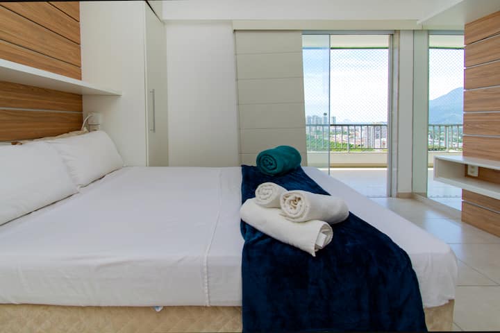 房间配备标准双人床、电视、吊扇、空调和阳台。