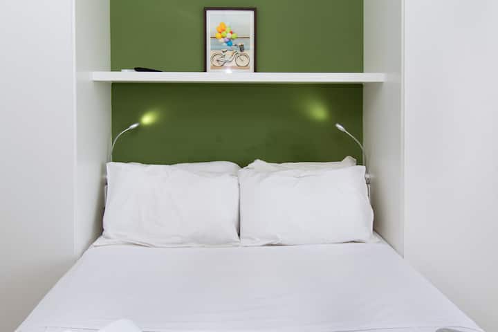 套房配备标准双人床、电视、吊扇、空调和阳台。