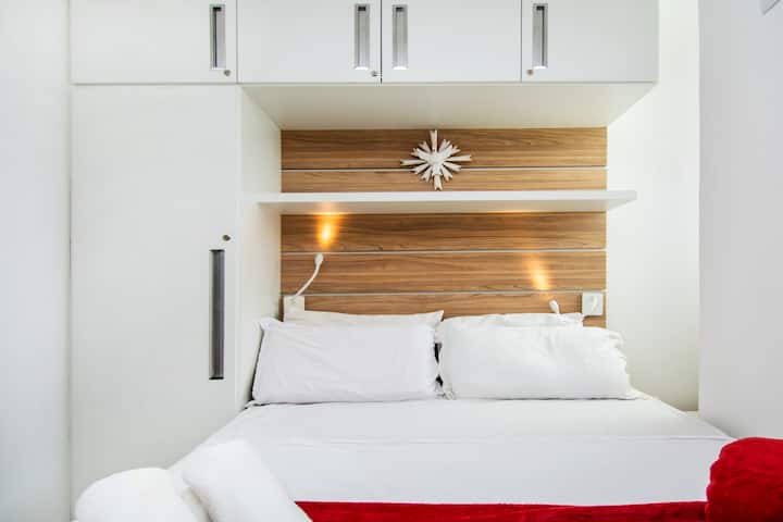 套房配有标准双人床、电视、吊扇和空调。