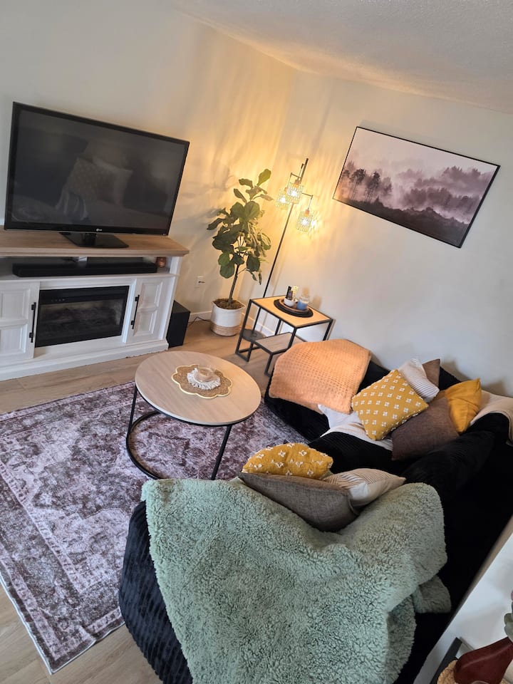 Cozy Corner•2-lvl Home Near Reddeer•1k+2q•yard+bbq - Innisfail, AB, Canada