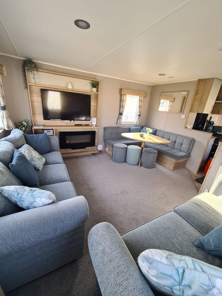 Shelly The Caravan - Sleeps 8. Hoburne Naish. - Barton on Sea