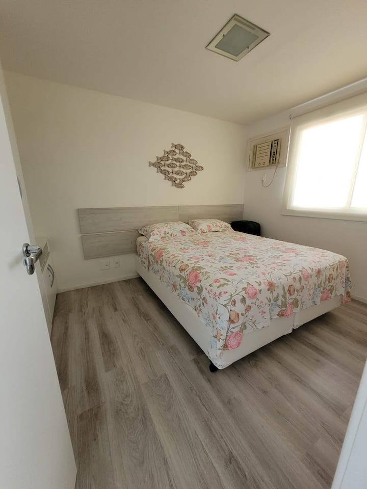 Suite 2 au 2e étage avec lit queen size, armoire et climatisation