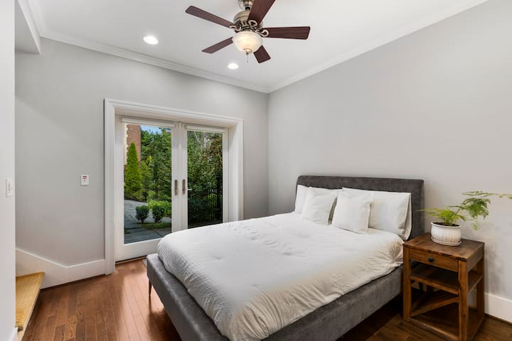 Vlastná spálňa ako súčasť apartmánu na nižšej úrovni. Má vlastný vchod na malú terasu a jednu z príjazdových ciest. 