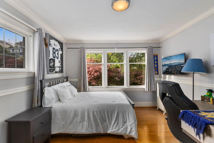 izba pre hostí na poschodí s televízorom a pracovným priestorom 