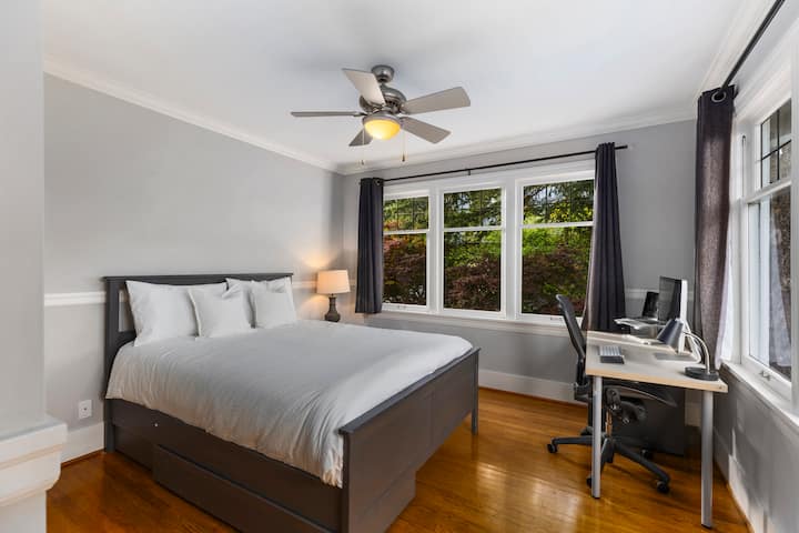 Spálňa pre hostí na poschodí s pracovným priestorom 