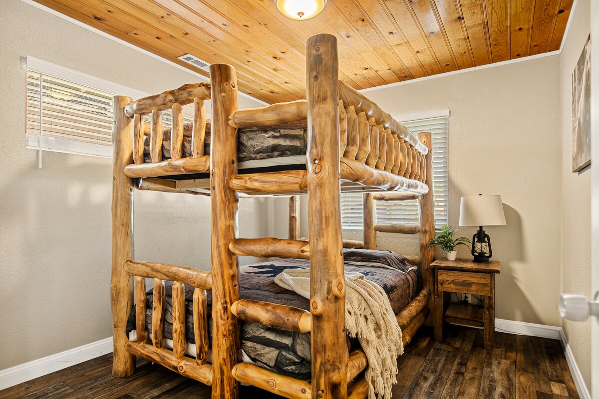 Იდეალურია ბავშვებისთვის ან მეგობრებისთვის. ამ მყუდრო საძინებელში არის მომხიბლავი ორადგილიანი ორსართულიანი საწოლები და თბილი, ხის სახლის შთაგონებული გარემო.