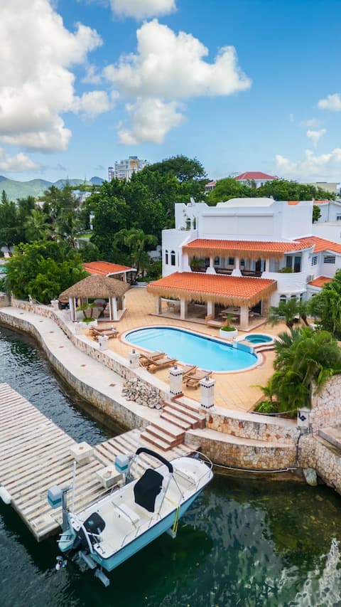 Beautiful Waterfront Villa Chippin
