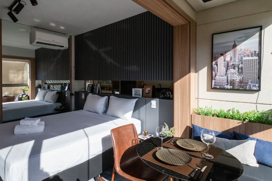 Espaço multifuncional perfeito para refeições charmosas ou como estação de home office. A mesa redonda acomoda confortavelmente duas pessoas, cercada por uma decoração acolhedora e ótima iluminação para garantir produtividade ou relaxamento.