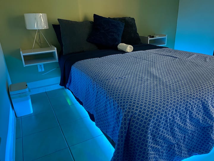 Camera da letto riscaldata, letto matrimoniale, smart screen da 43" con canali MegaCable Xview, lampada da ufficio, asciugamano, ganci per vestiti, Wi-Fi, cuscini, cestino della spazzatura con sensore di prossimità. 