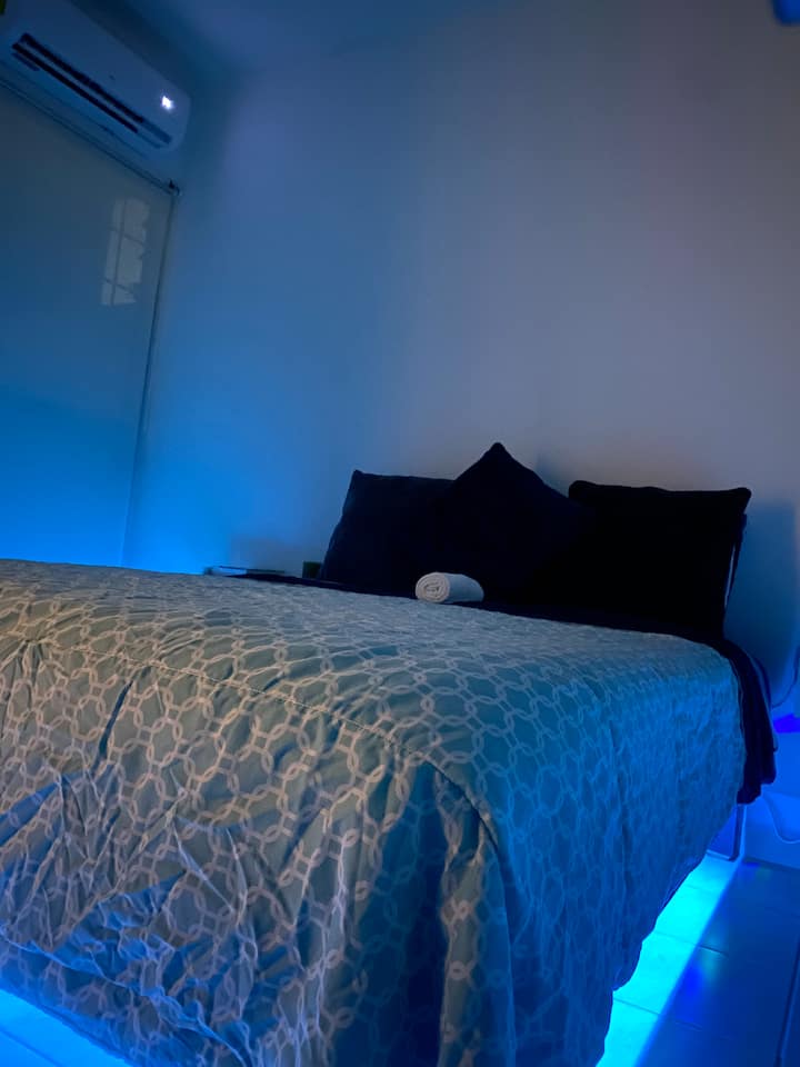 Camera riscaldata, letto matrimoniale, smart screen curvo da 60", moquette, lampada da ufficio, scrivania, ferro da stiro, asciugamano, ganci per vestiti, Wi-Fi, cuscini. 