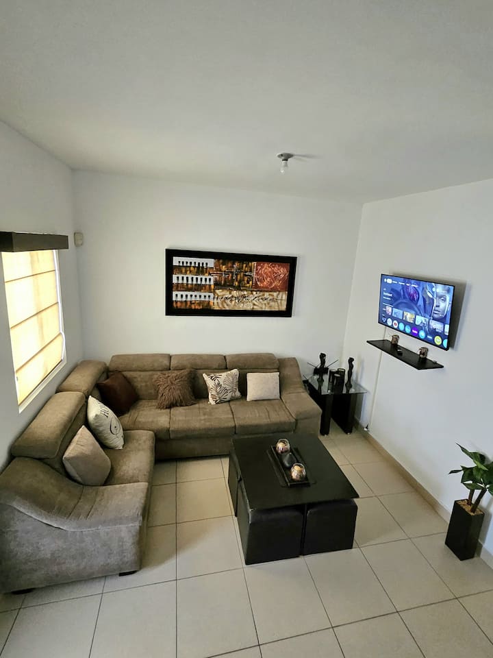 Casa, Una Experiencia De Comodidad Y Ubicación - Nuevo Leon