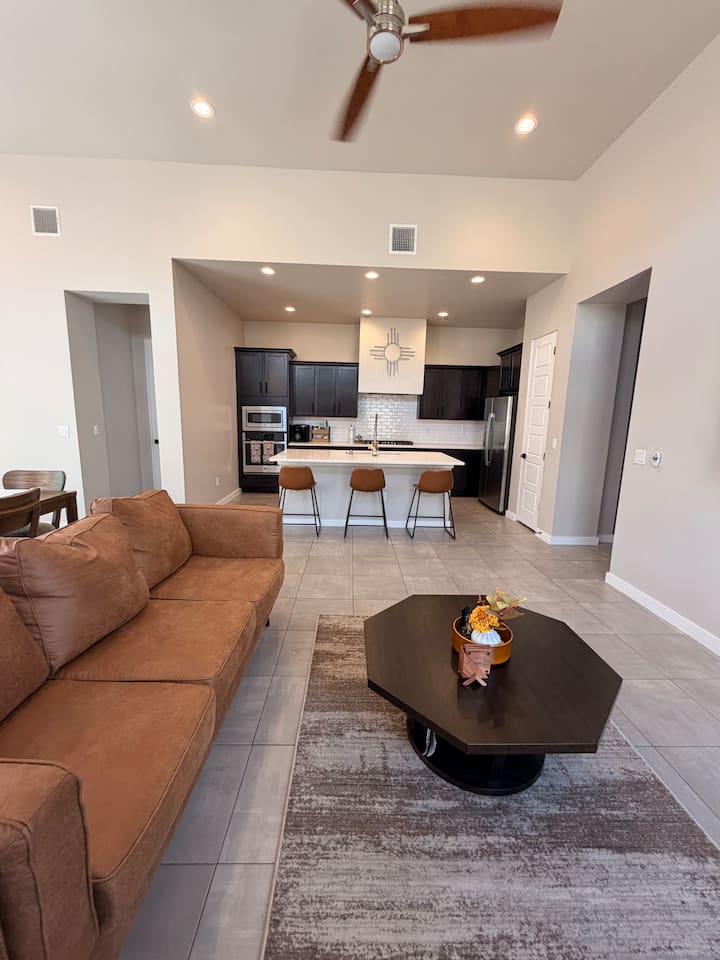 Modern 4br, 3 King Beds + Full Near Red Hawk - ラスクルーセス, NM