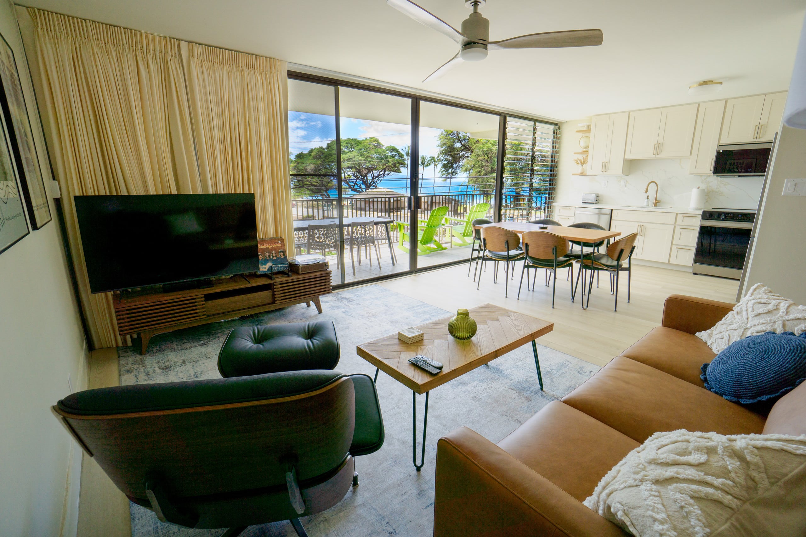 OCEAN FRONT modern 2BR 2BA, king bed, beach, pool! - Image 3