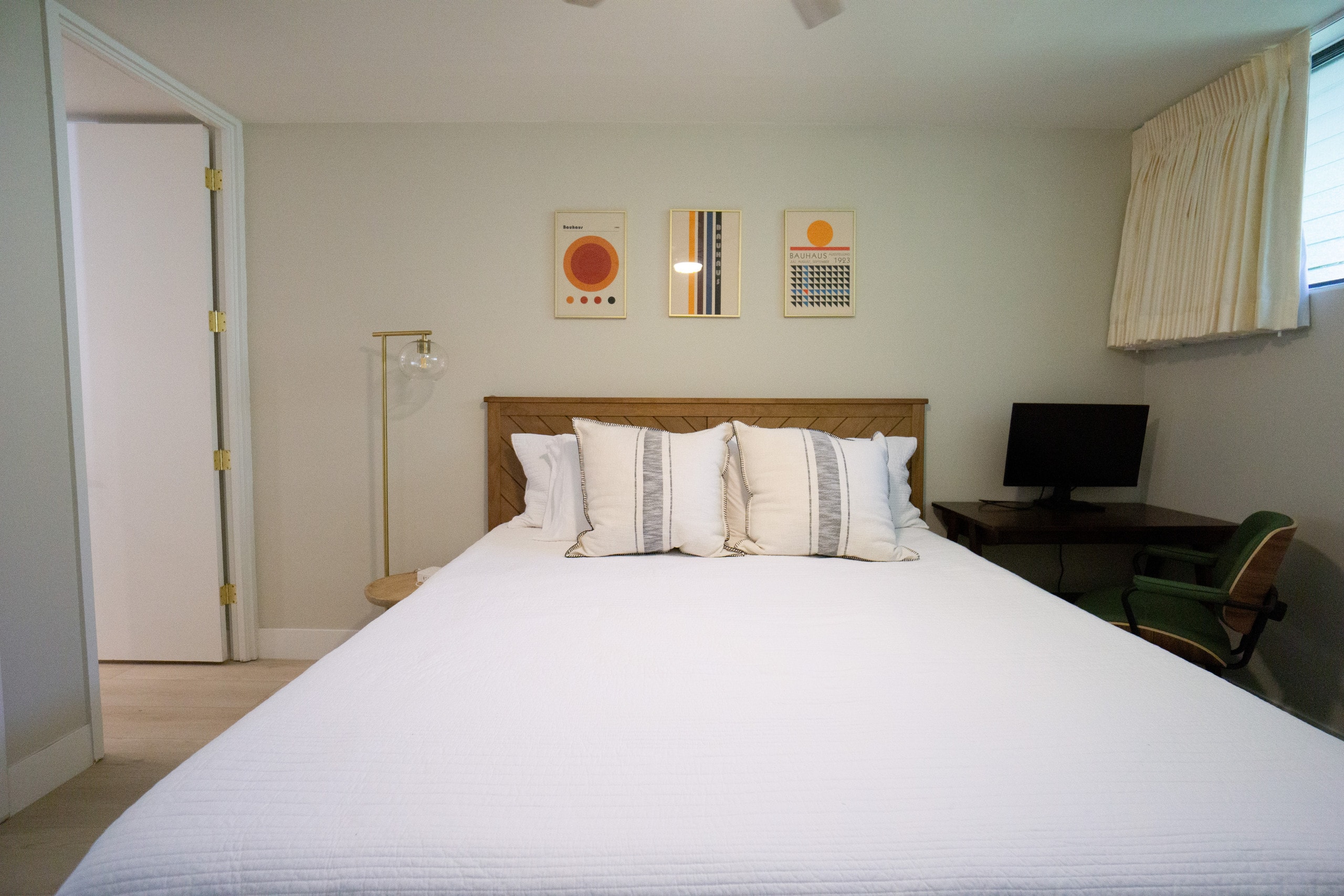 OCEAN FRONT modern 2BR 2BA, king bed, beach, pool! - Image 8