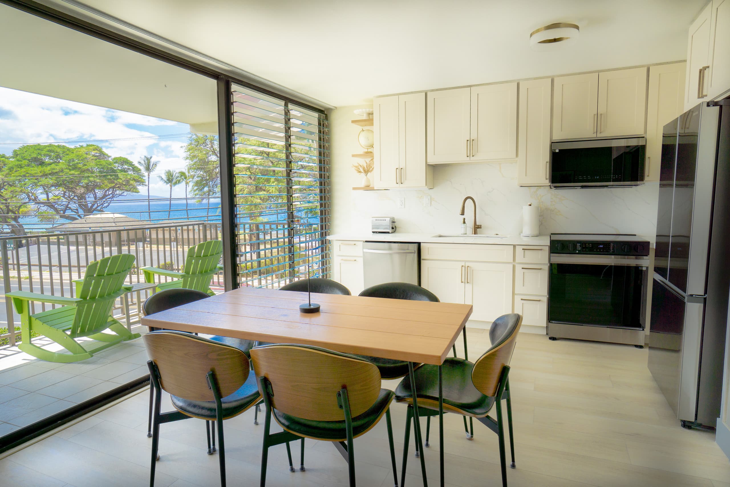 OCEAN FRONT modern 2BR 2BA, king bed, beach, pool! - Image 7