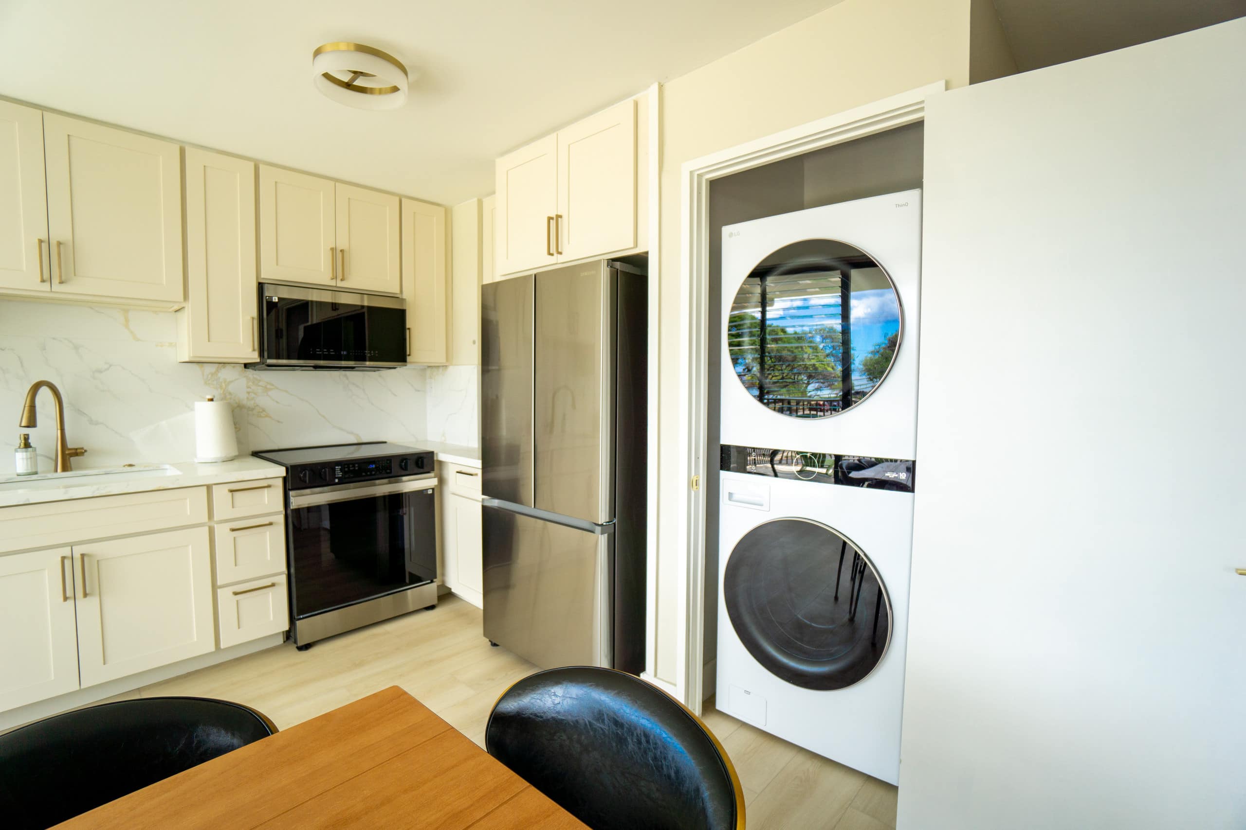OCEAN FRONT modern 2BR 2BA, king bed, beach, pool! - Image 6