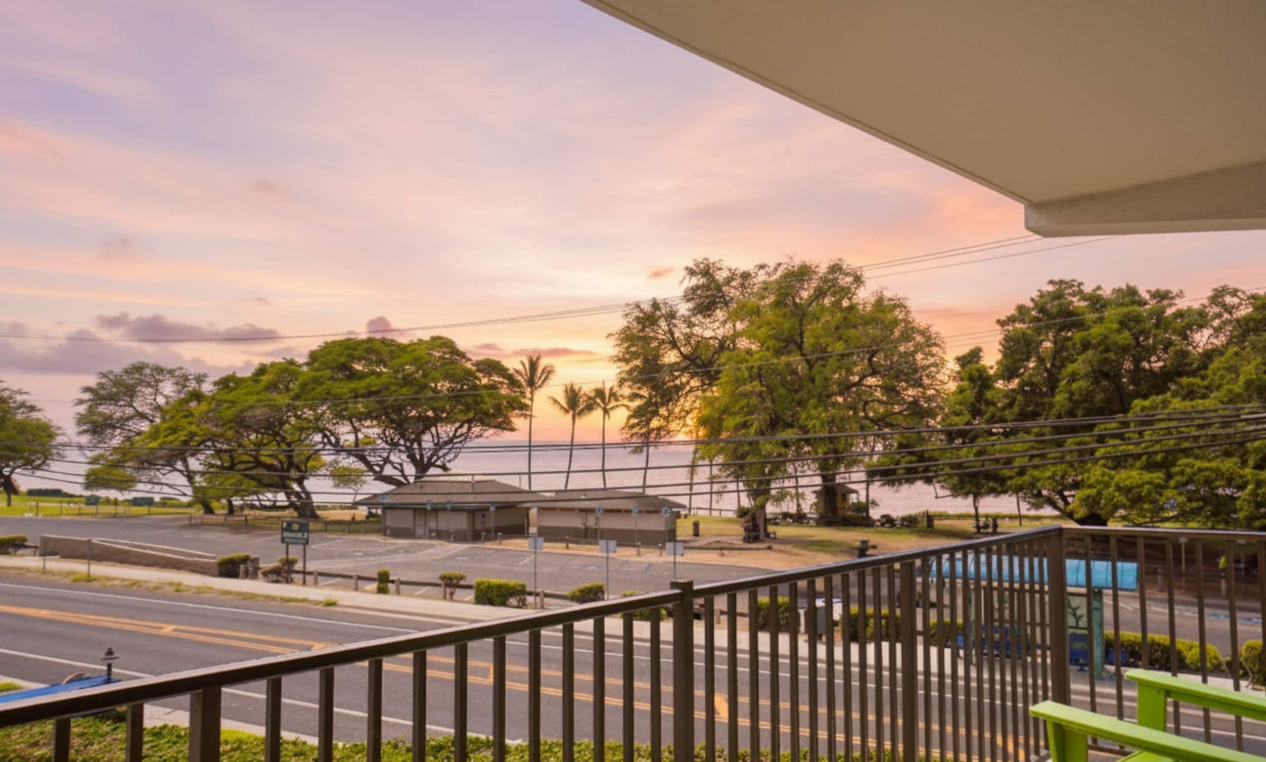 OCEAN FRONT modern 2BR 2BA, king bed, beach, pool! - Image 13