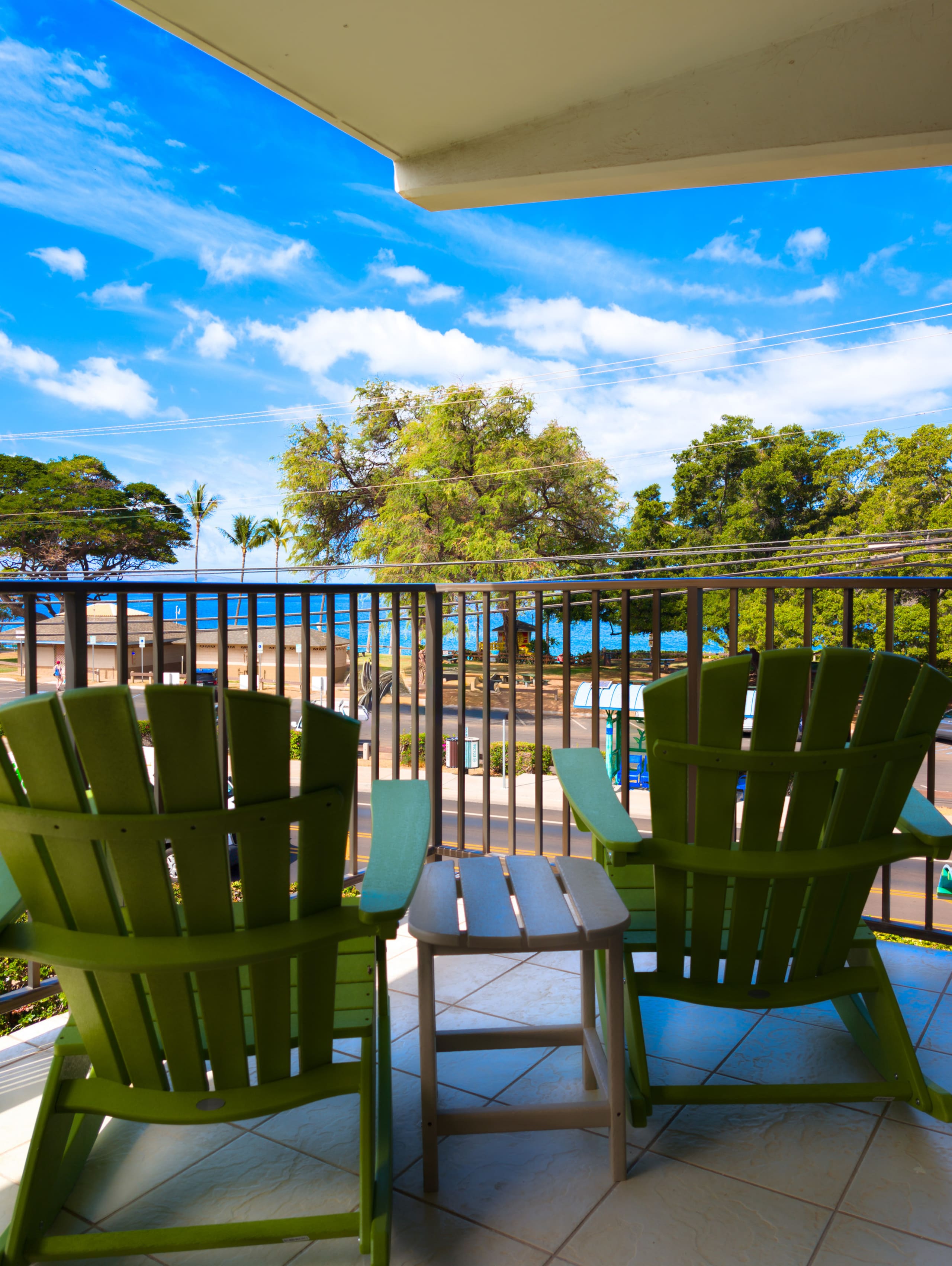 OCEAN FRONT modern 2BR 2BA, king bed, beach, pool! - Image 15