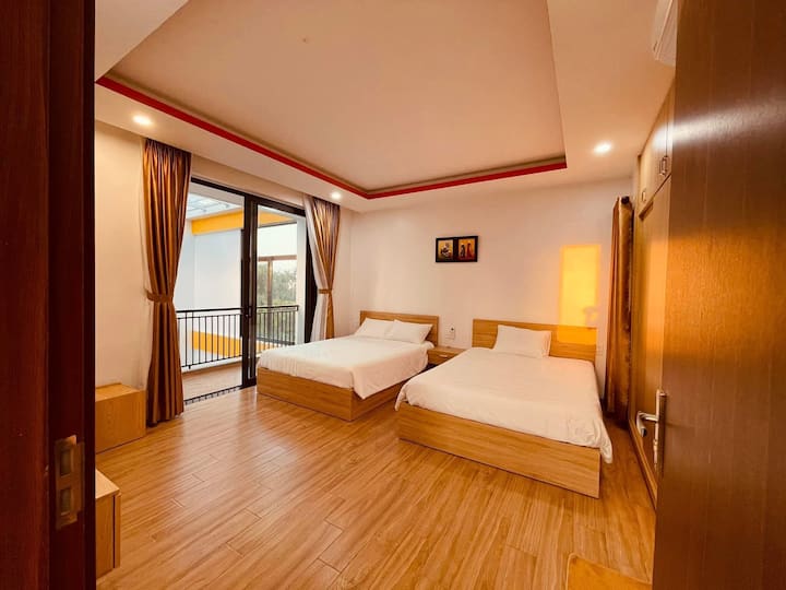 Posteľ
Matrac
Vankúše
Šatník
Dekoratívne vázy
Dekoratívne obrazy
Klimatizácia
Polica pri posteli
