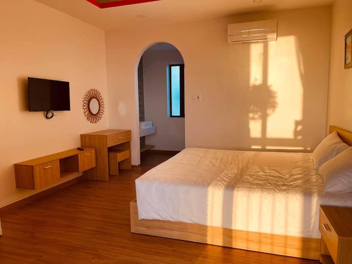 Posteľ
Matrac
Vankúše
Šatník
Šatníkový stôl
Dekoratívne vázy
Minichladnička
Dekoratívne obrazy
Klimatizácia
Polica pri posteli
TV
