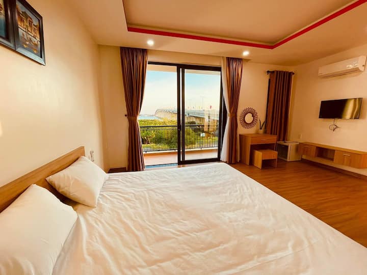 Posteľ
Matrac
Vankúše
Šatník
Šatníkový stôl
Dekoratívne vázy
Minichladnička
Dekoratívne obrazy
Klimatizácia
Polica pri posteli
TV
