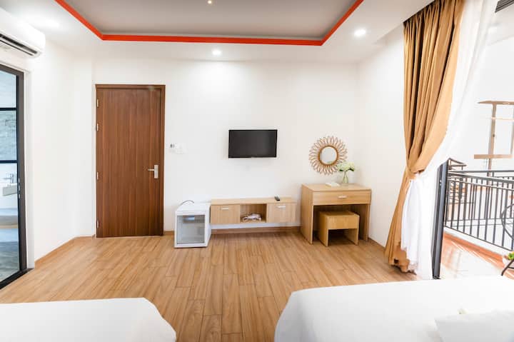 Posteľ
Matrac
Vankúše
Vstavaná chladnička
Klimatizácia
Polica pri posteli