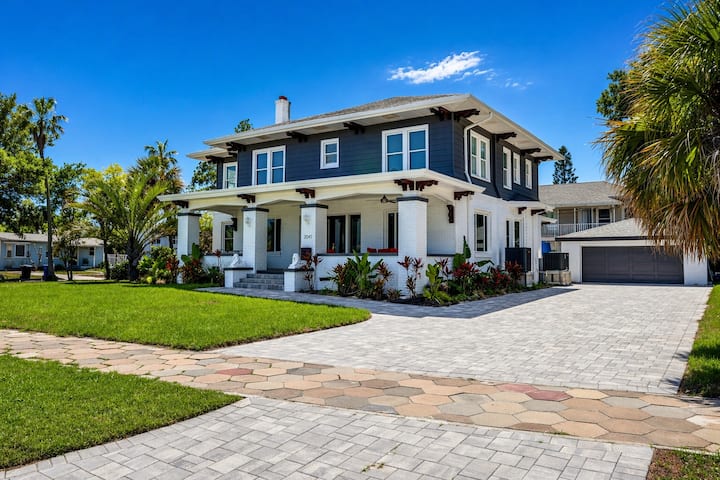 Historic Bayfront Home W/sunrises Over The Water! - St. Petersburg, FL