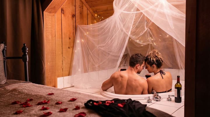 Beseni la kuogea lenye umbo la Moyo wa Kimapenzi lenye taa na kifuniko juu yake huweka hali ya ajabu |