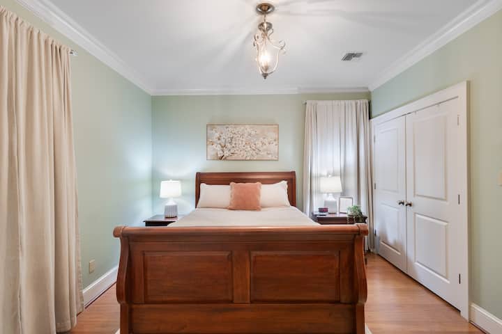 Главната спалня е просторна и луксозна