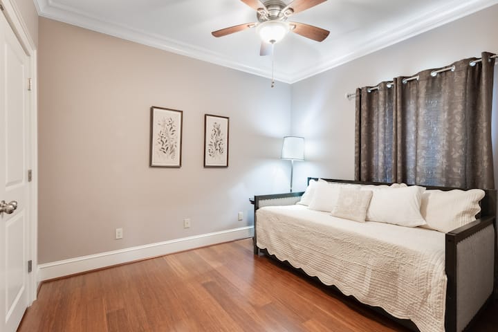 Втора спалня с две единични легла и две единични легла на колелца