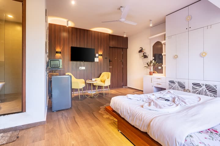 ยืดเส้นยืดสายในห้องนั่งเล่นกว้างขวางของเรา เก้าอี้โซฟาที่อบอุ่น สมาร์ททีวีขนาด 43” การตกแต่งสไตล์โบโฮ ตู้เสื้อผ้าขนาดใหญ่ และพื้นที่แต่งตัวที่เดินได้พร้อมกระจกและไฟบรรยากาศทำให้การพักผ่อน เตรียมตัว หรือเพียงแค่ผ่อนคลายเป็นความสุขอย่างแท้จริง