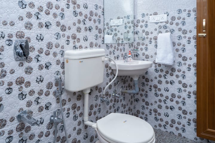 Full bathroom 1 image 1
